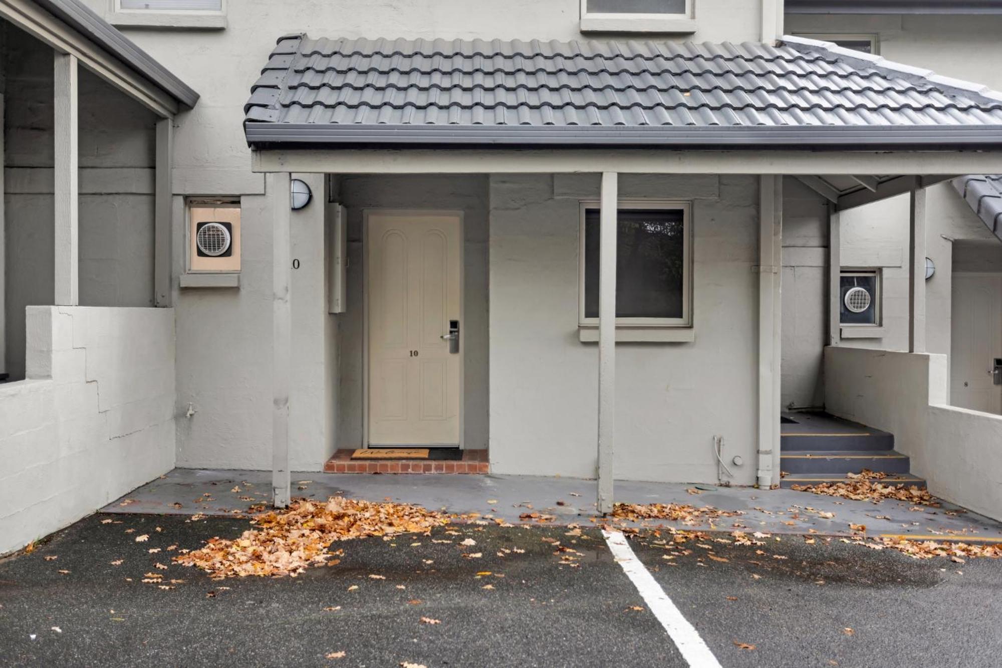 Two-Bedroom Apartment shared Courtyard includes Wifi