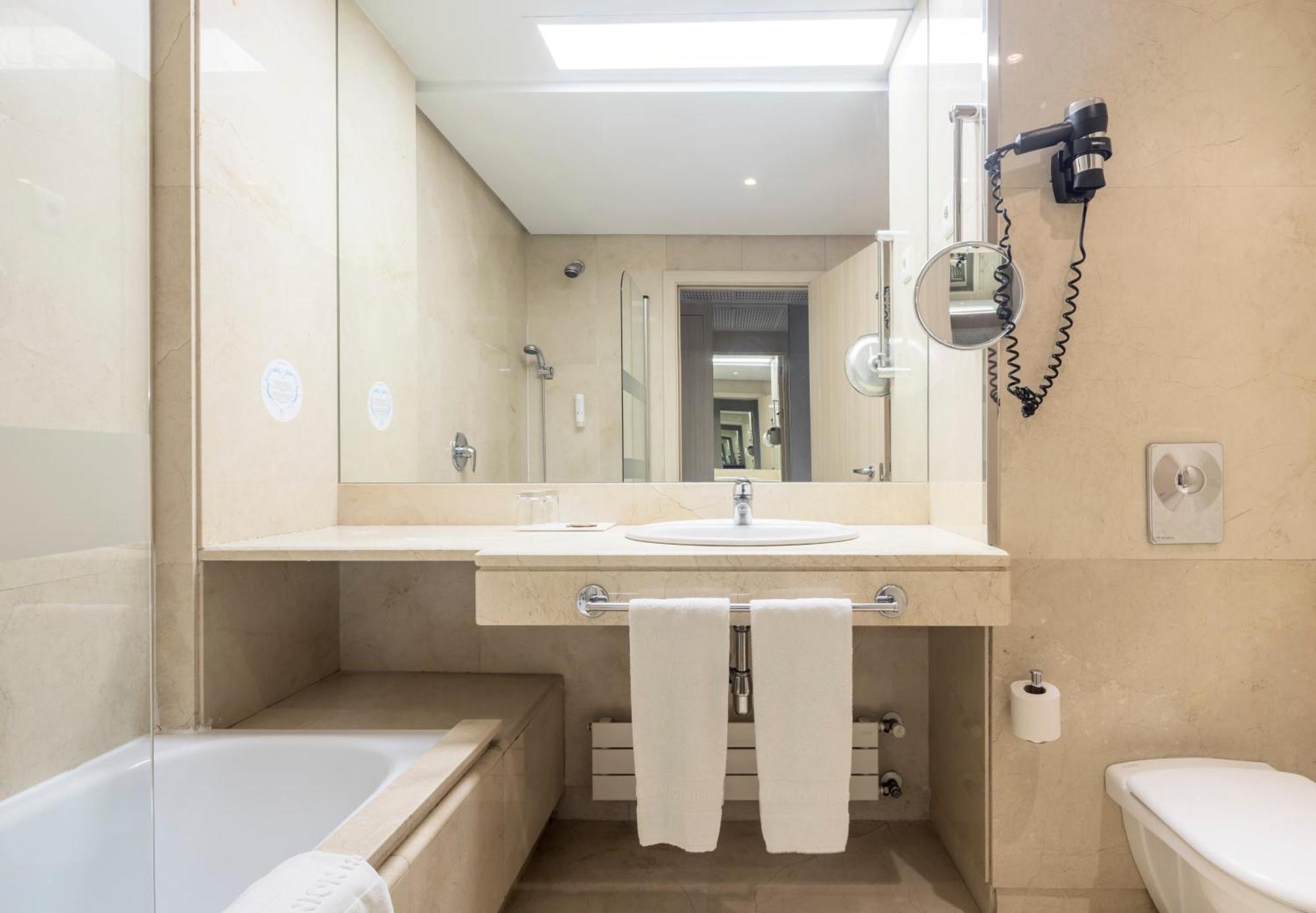 Double or Twin Room with Extra Bed (3 Adults)