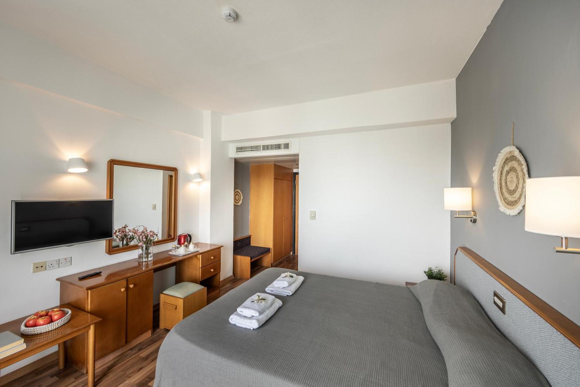 Double or Twin Room Partial Sea View,1742933406:JPEG
