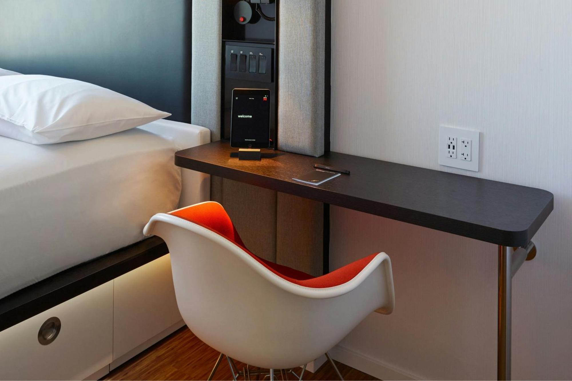 Zimmer mit Kingsize-Bett