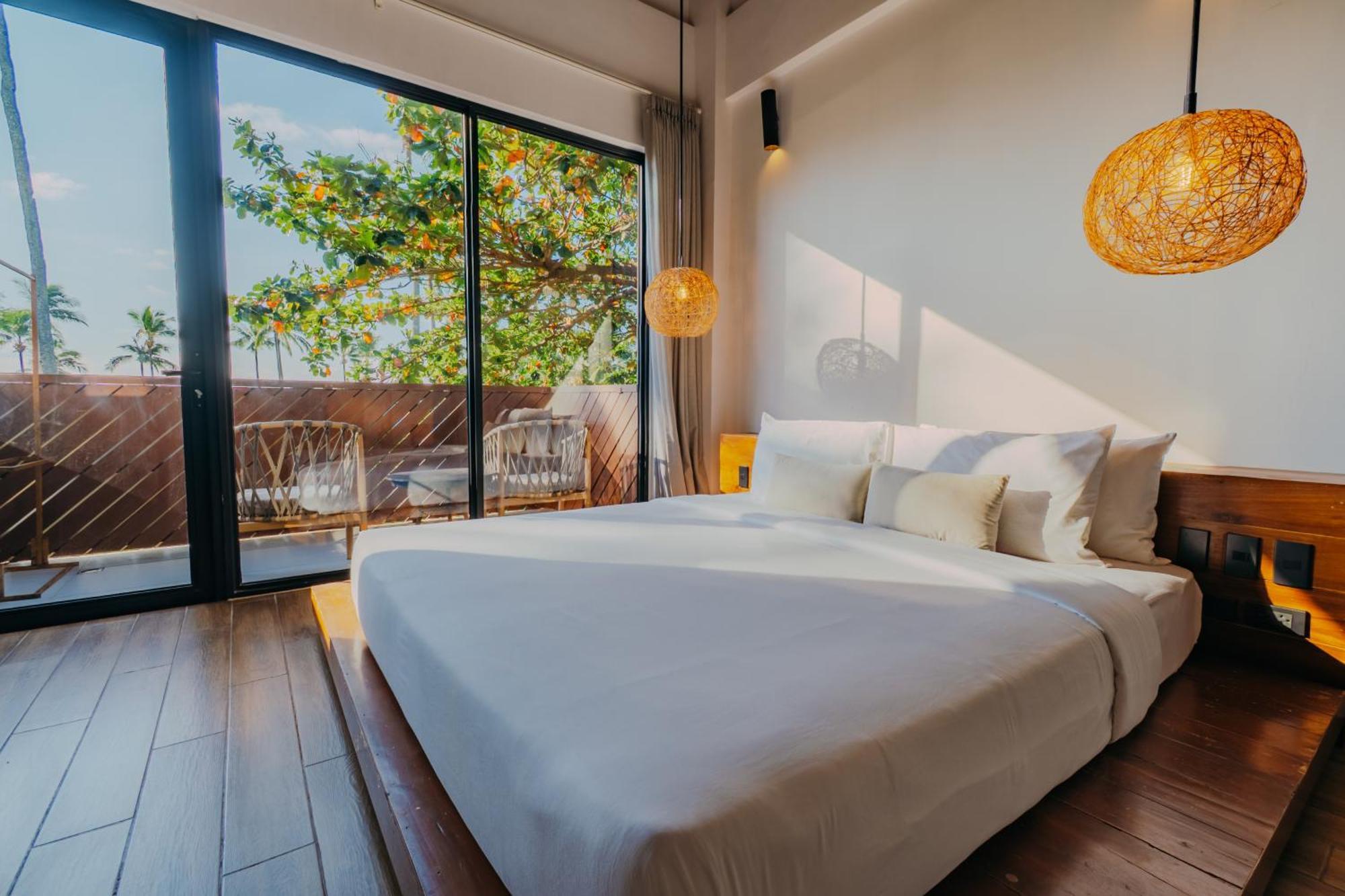 Deluxe King Bed Balcony Ocean View