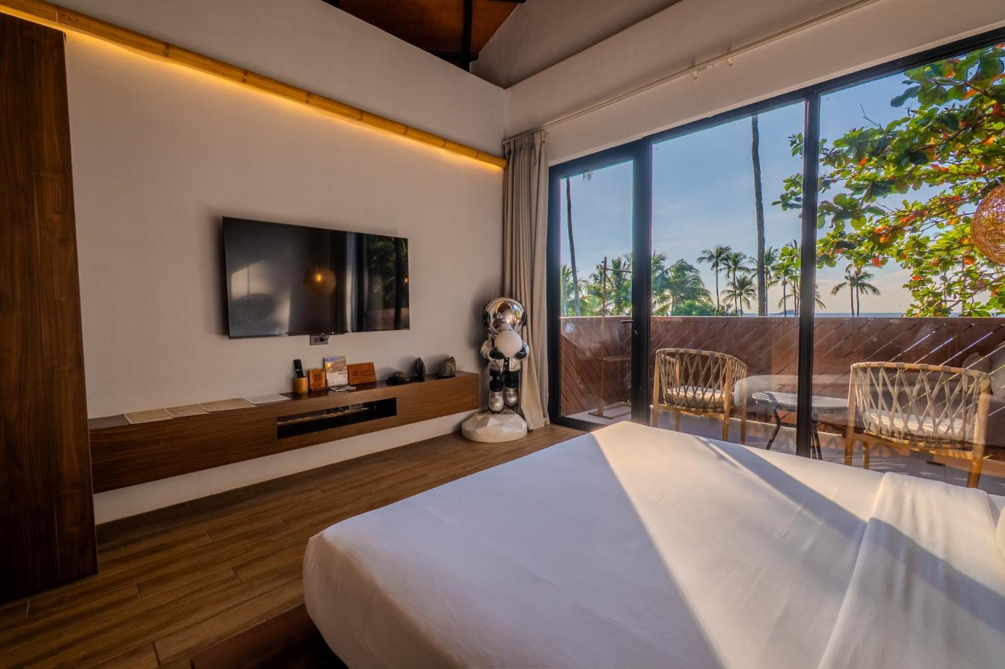 Deluxe King Bed Balcony Ocean View