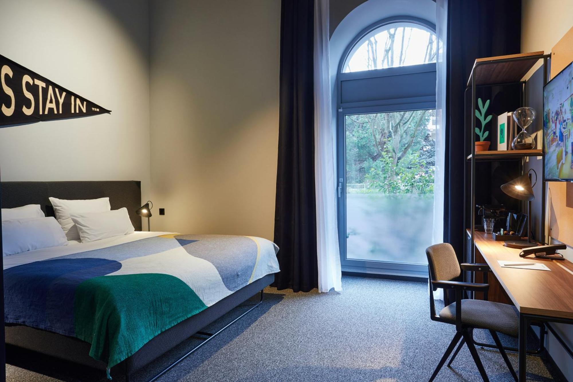 Zimmer mit Kingsize-Bett