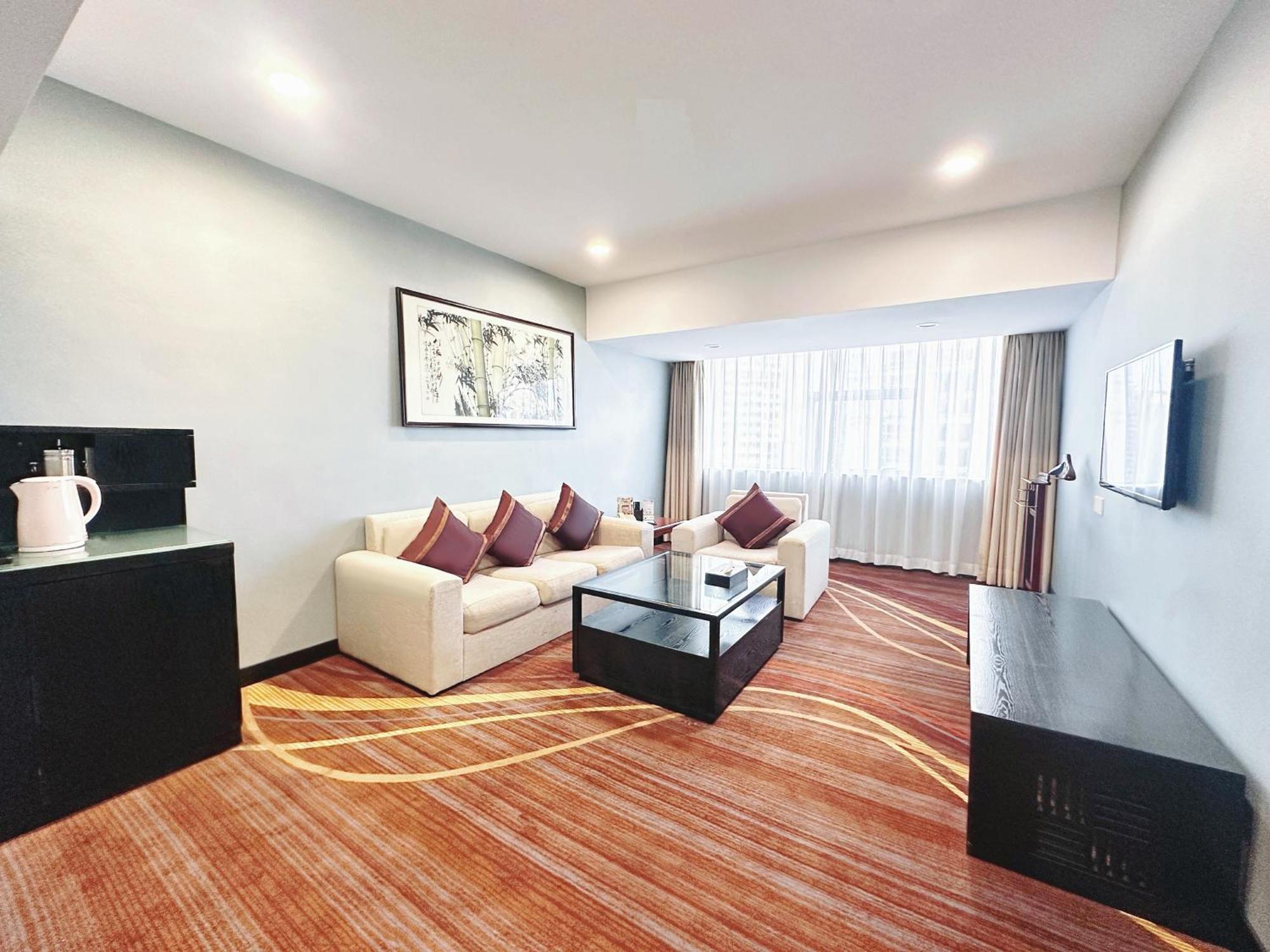 Standard Suite,1765419415:JPEG