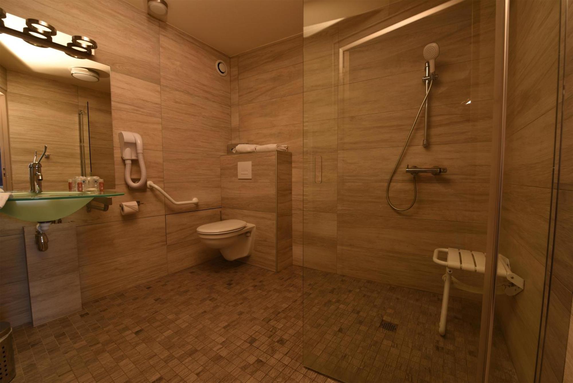 Standard Queen Room with Walk-In Shower - Disability Access/Non-Smoking