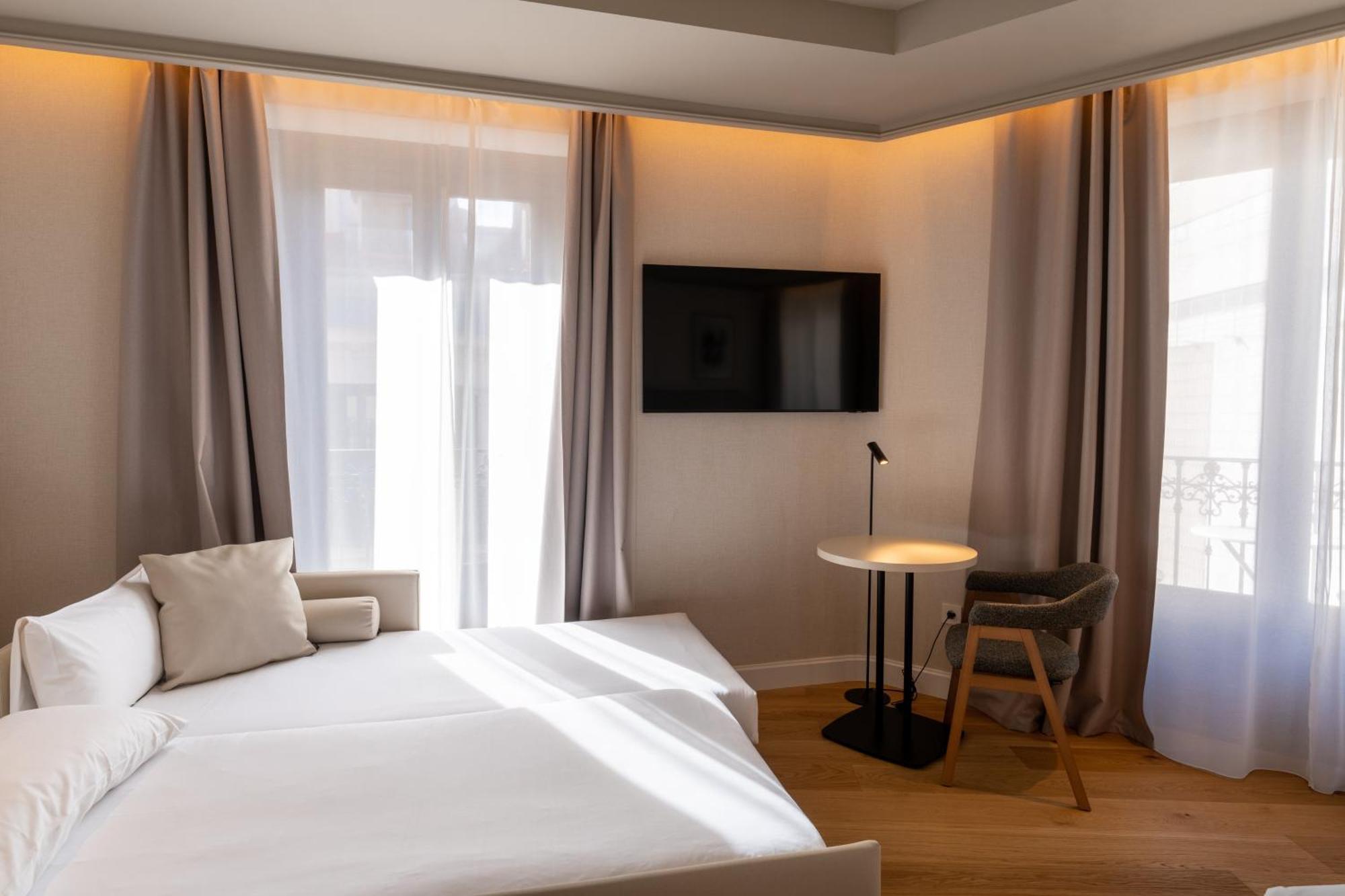 Deluxe Zimmer mit Kingsize-Bett und Stadtblick