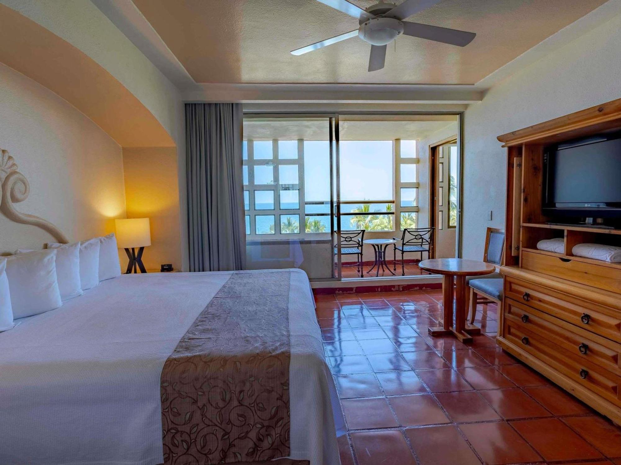 Accessible One-Bedroom King Suite Jacuzzi Terrace Ocean View Mobility Access,1771747976:JPEG