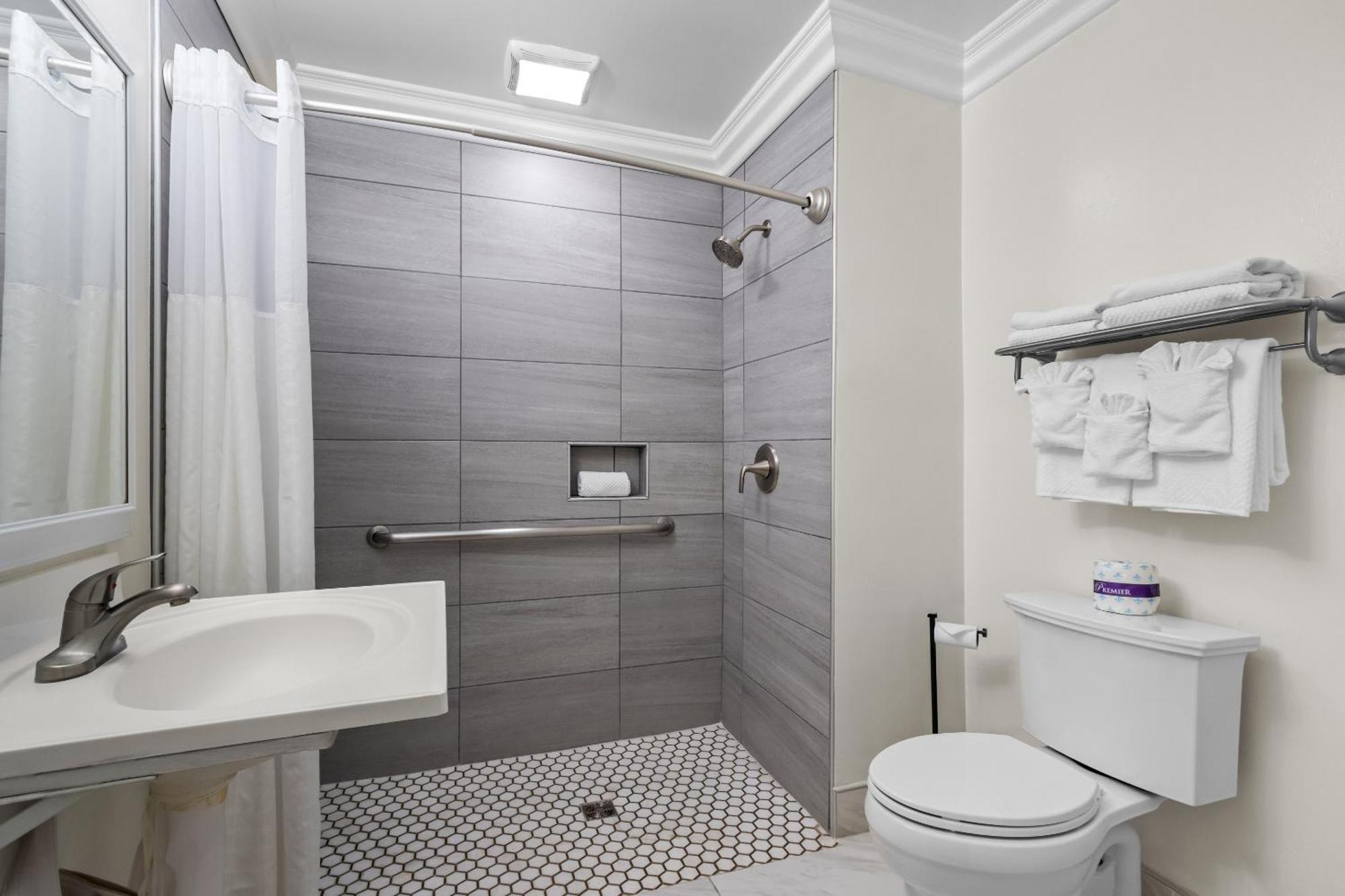 Quadruple Room Two Queen Beds Roll Shower Disability Access or Non Smoking,1772909473:JPEG