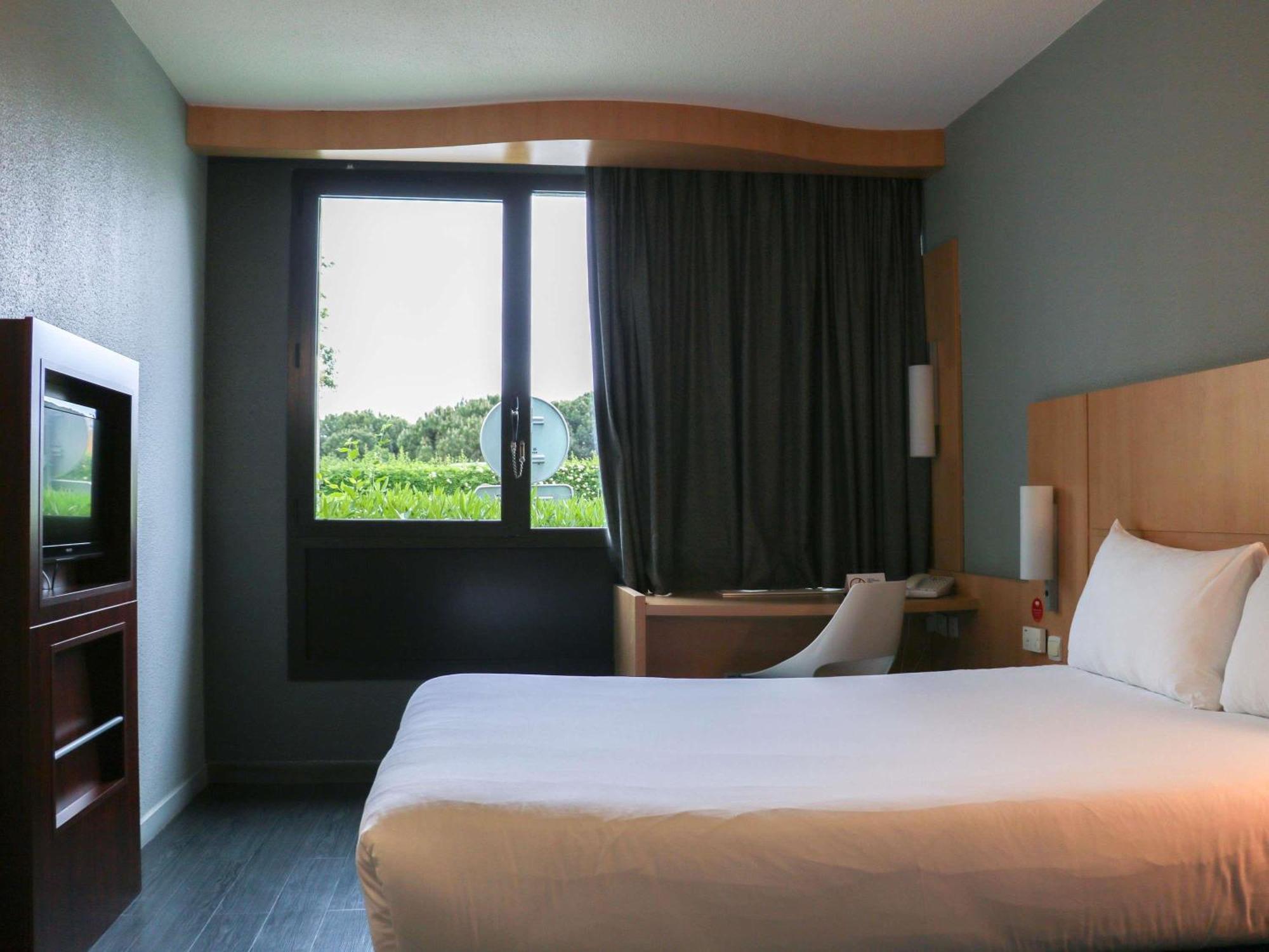 Standard Double Room Mobility Accessible
