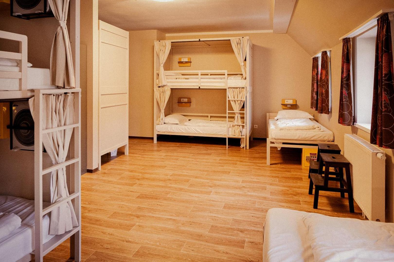 Cama individual en habitación compartida mixta con 8 camas