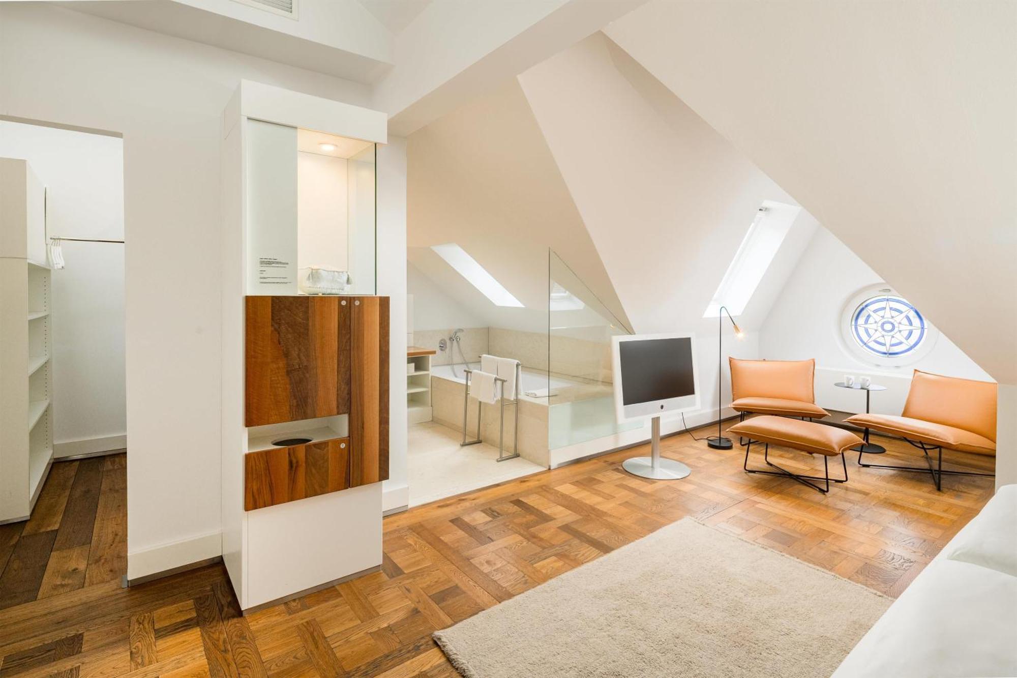 Junior King Suite Sitting Corner Top Floor