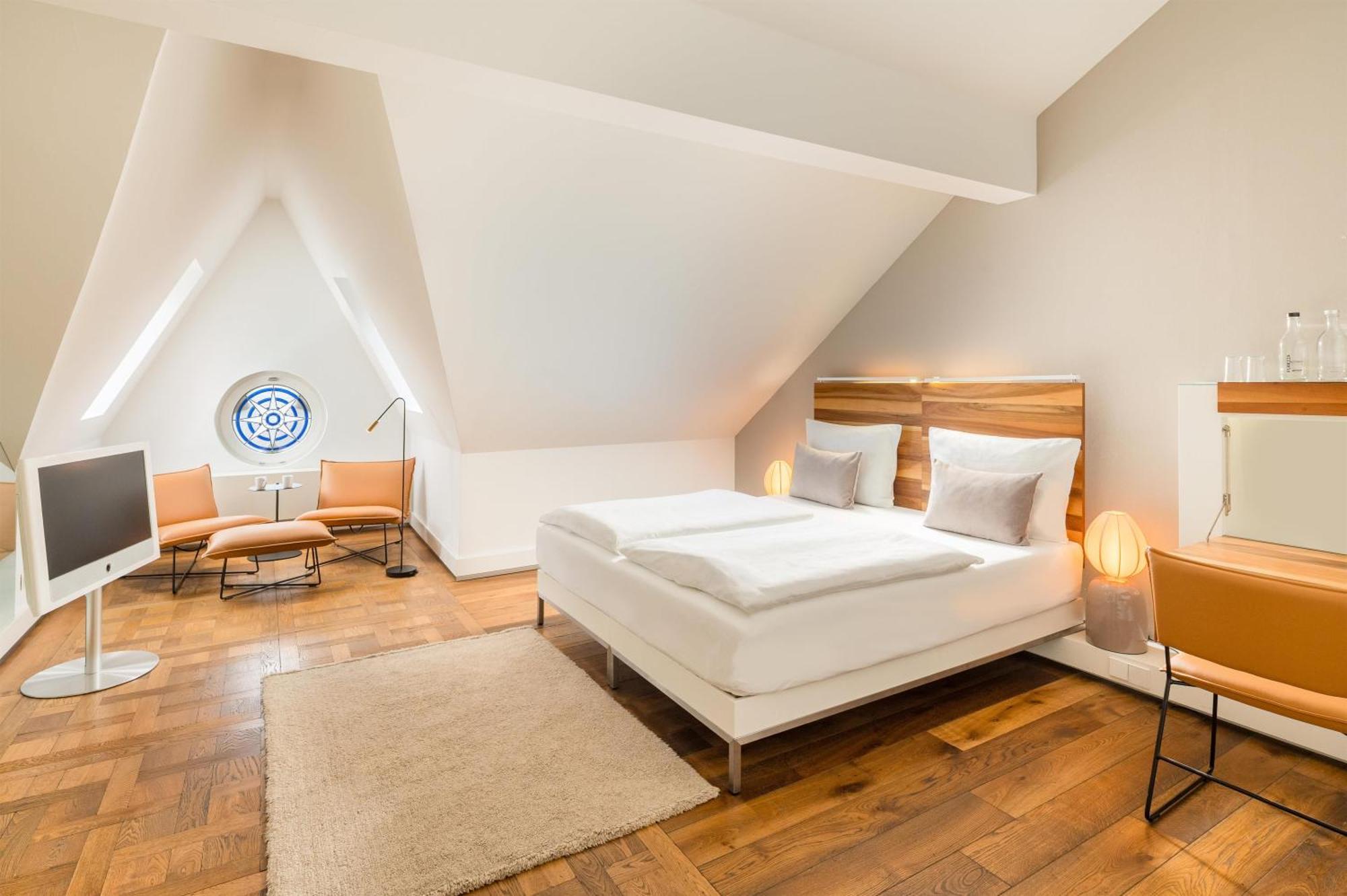 Junior King Suite Sitting Corner Top Floor
