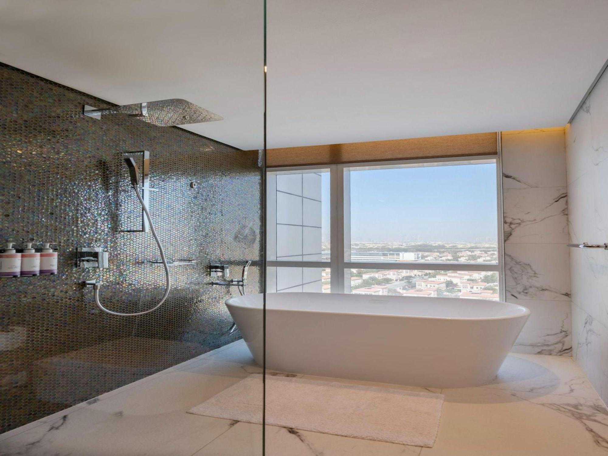 Deluxe Twin Room Panoramic City View Shuttle to the Beach Mall & Metro Station
