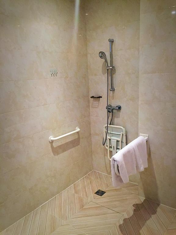 Chambre Simple avec Salle de Bains Privative et Toilettes