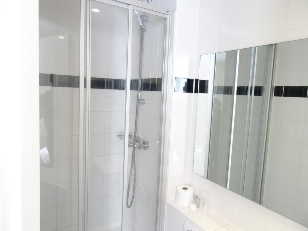 Standard Single Room Shower,686118510:JPEG