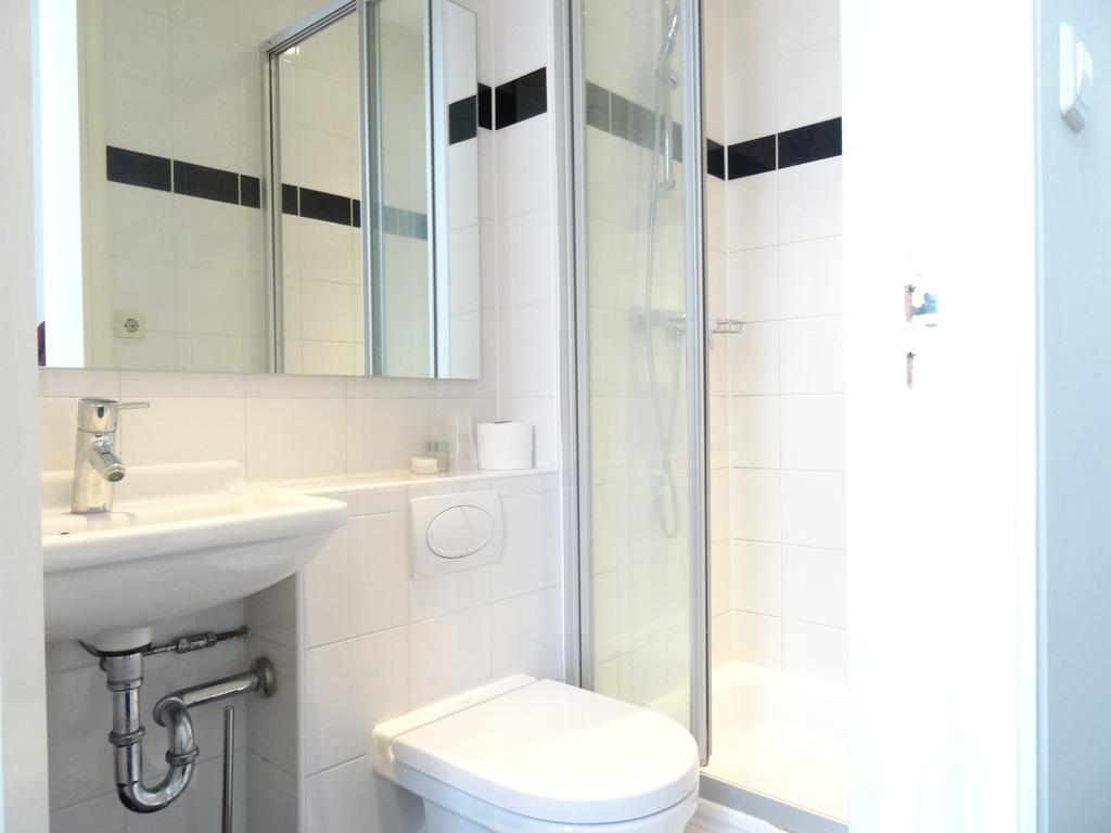 Standard Double Room Shower,686118510:JPEG