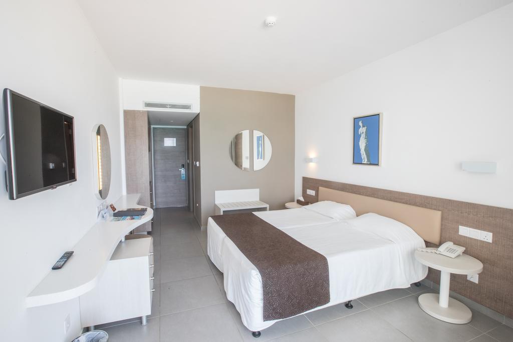 Kamer met 1 Groot Bed of 2 Aparte Bedden en Uitzicht op de Stad