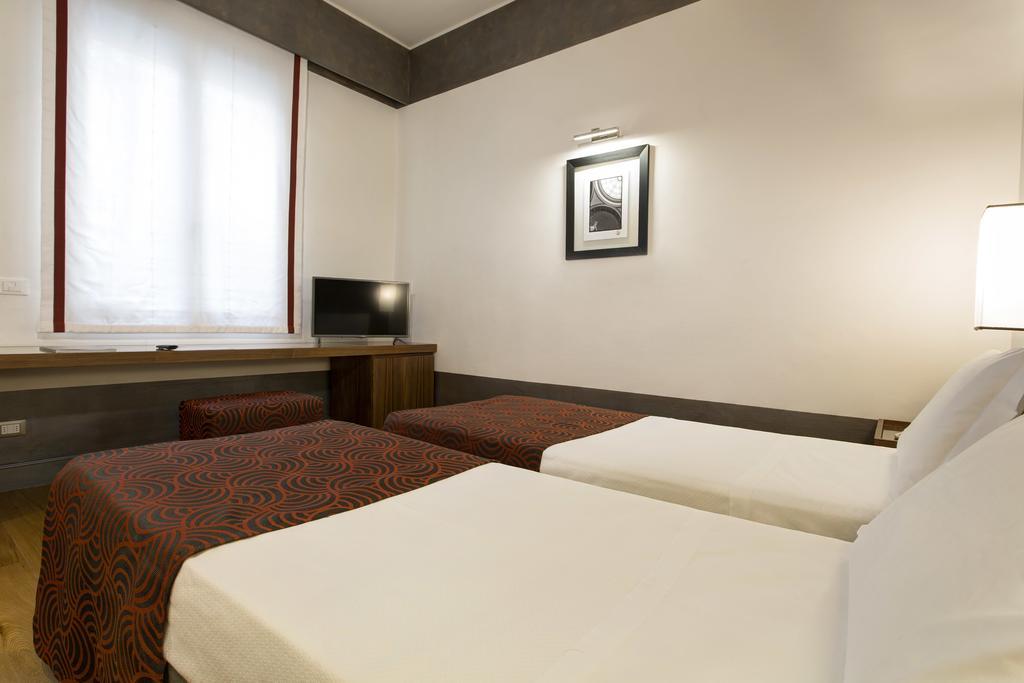 Quarto Pequeno com Cama de Casal ou 2 de Solteiro