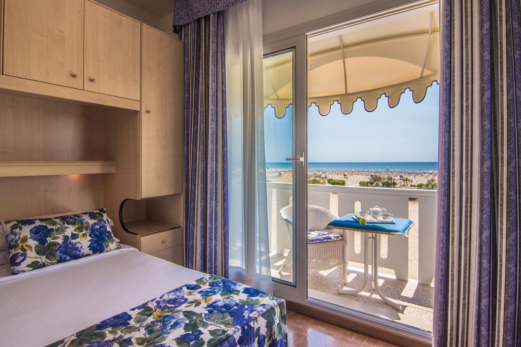 Camera Tripla con Vista Mare Frontale