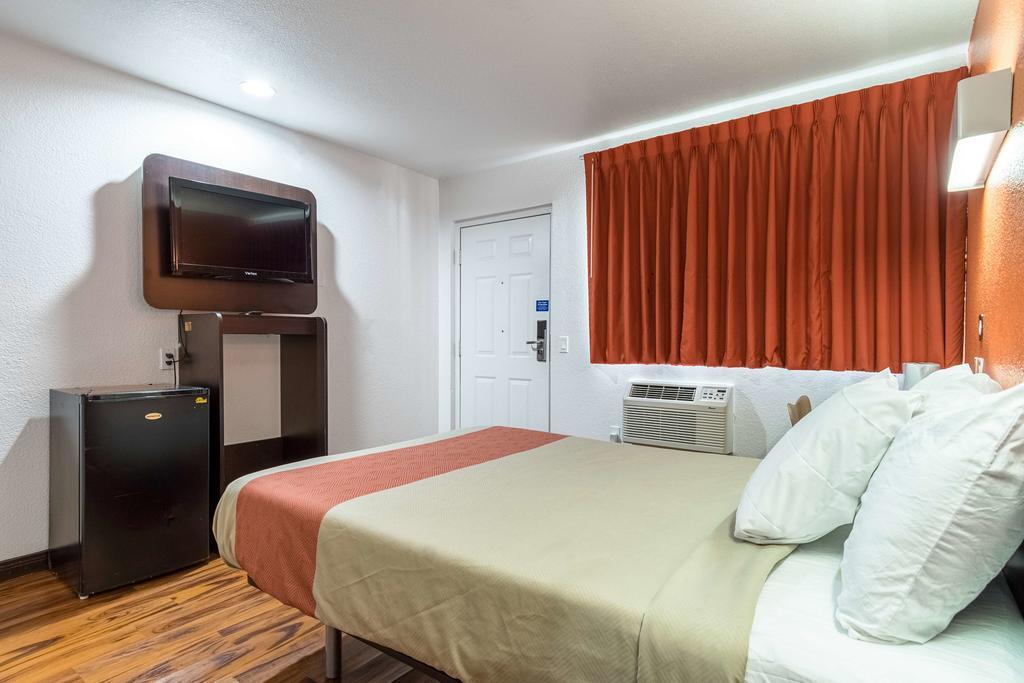 Queen Room - Non-Smoking