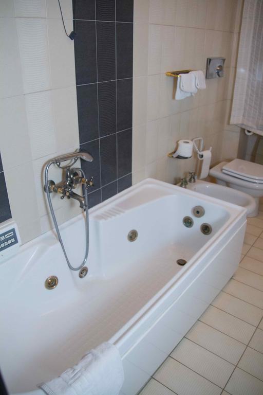 Deluxe Suite Spa Bath