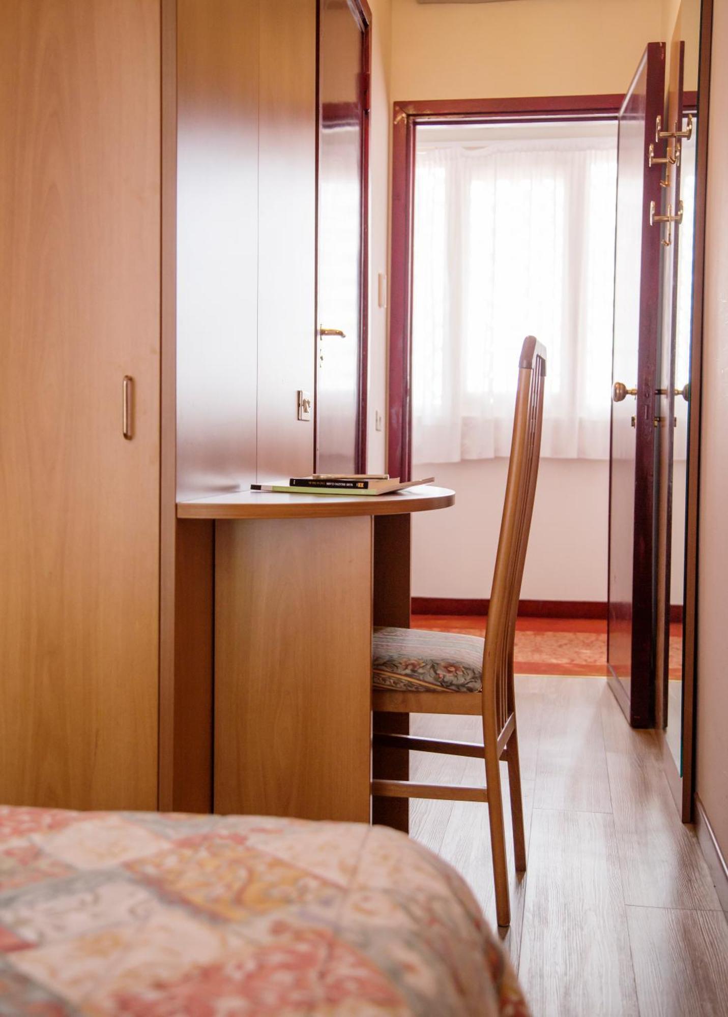 Single Room,520810593:JPEG