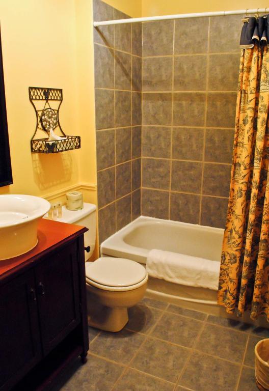 Country-Style Queen Room