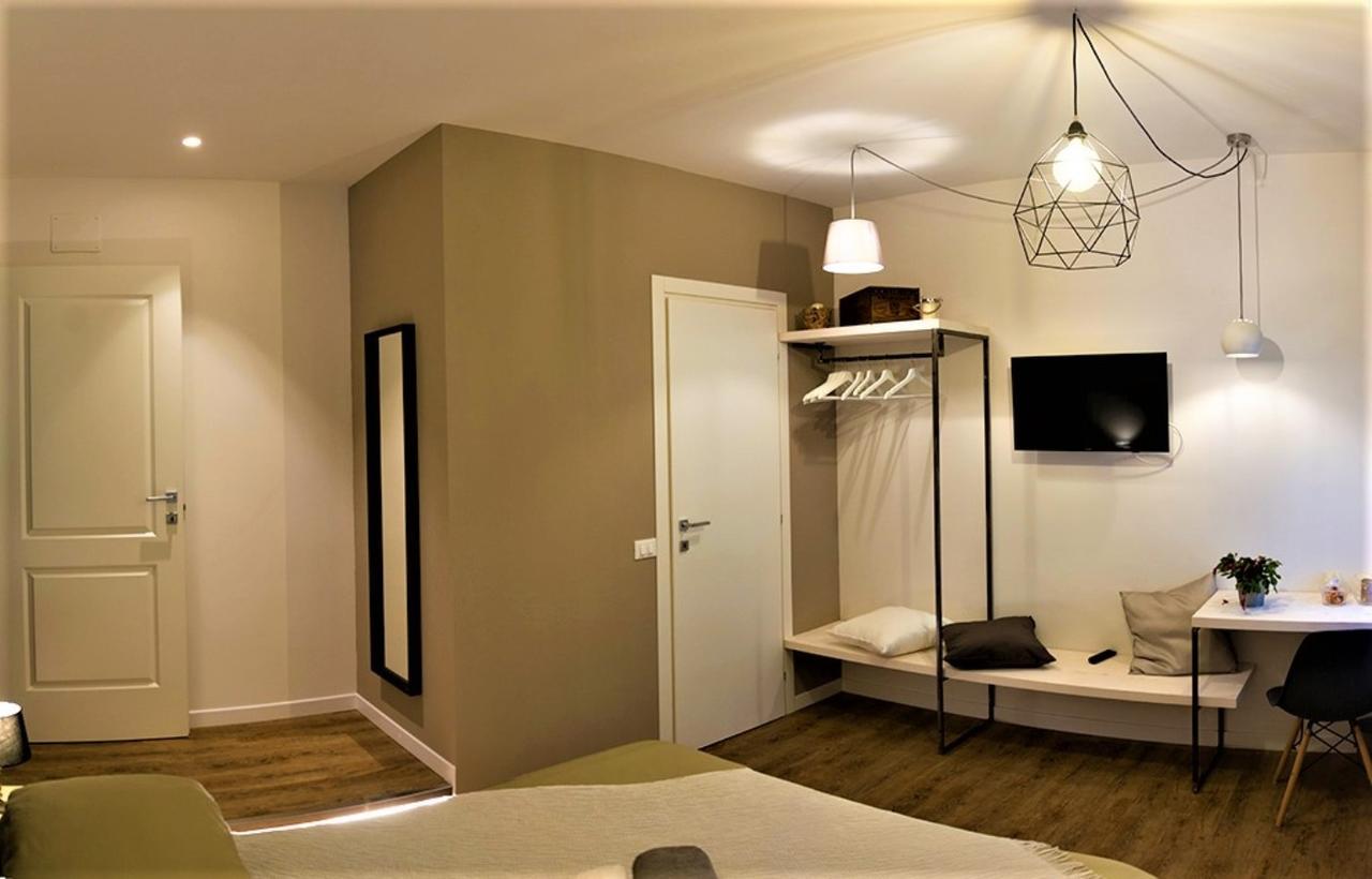 Deluxe Double Room Shower,642344763:JPEG