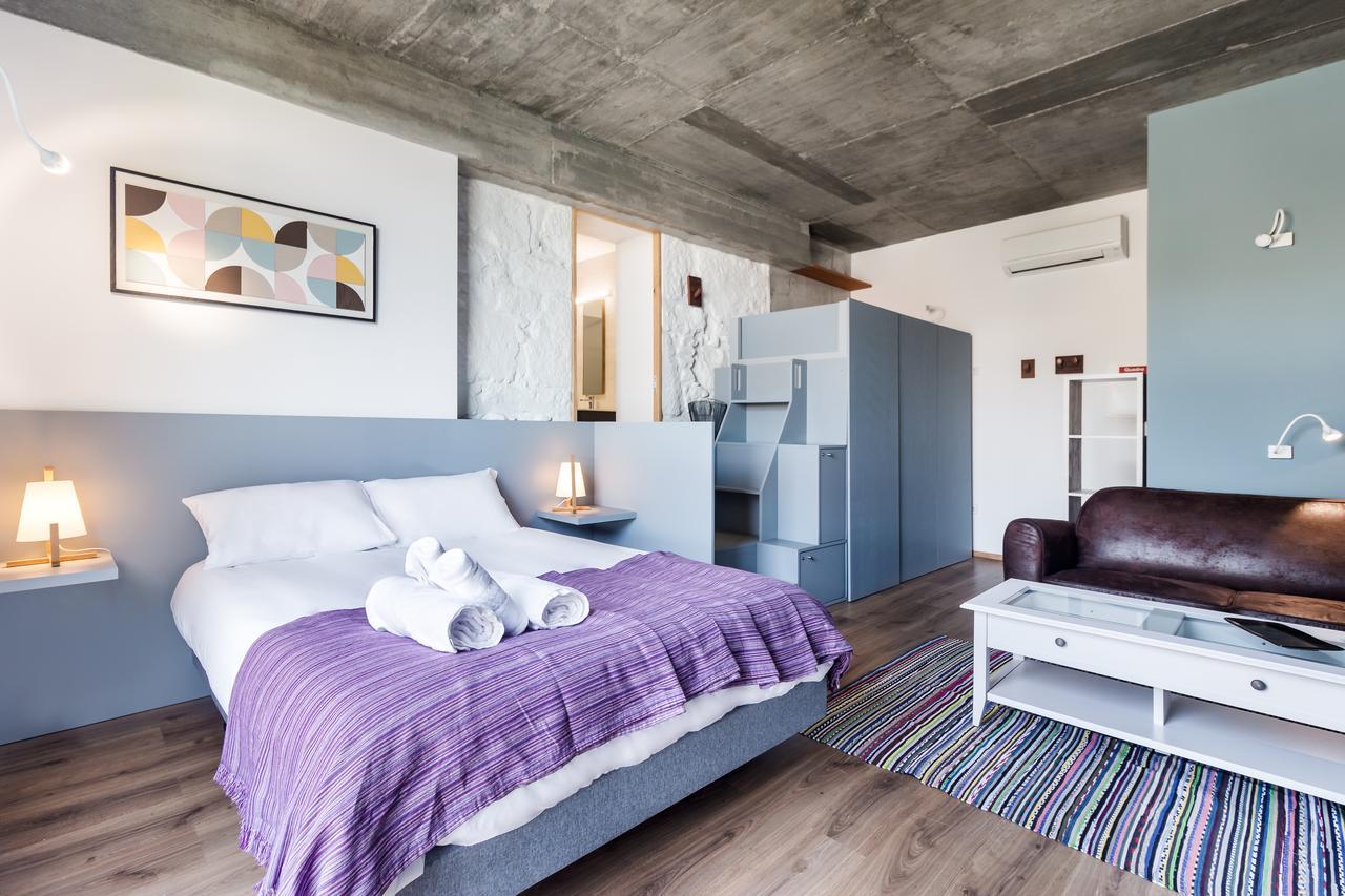 Seven-Bedroom House,954442900:JPEG
