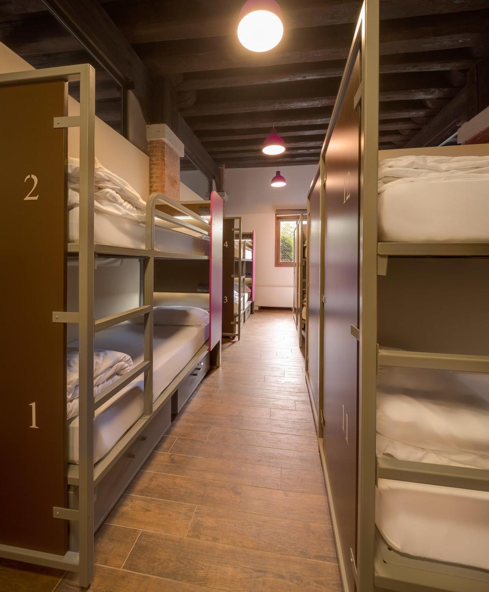 Single Bed Mixed Dormitory Room