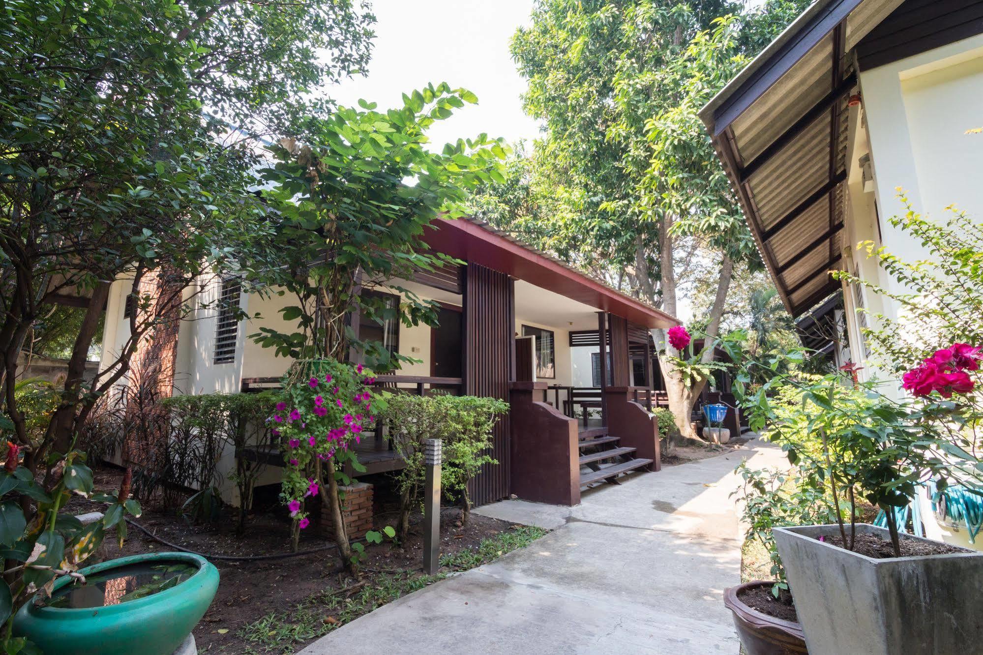 Bungalow Garden View