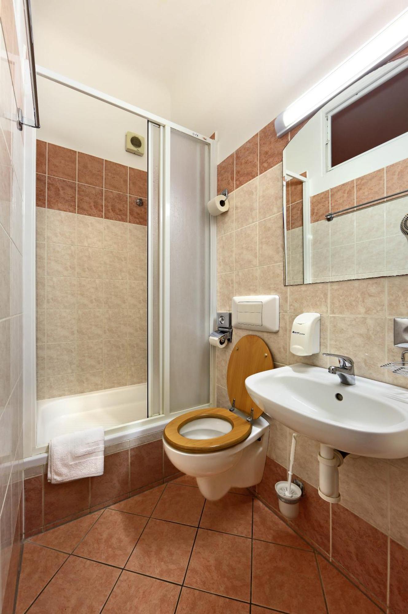 Single Room,706919863:JPEG