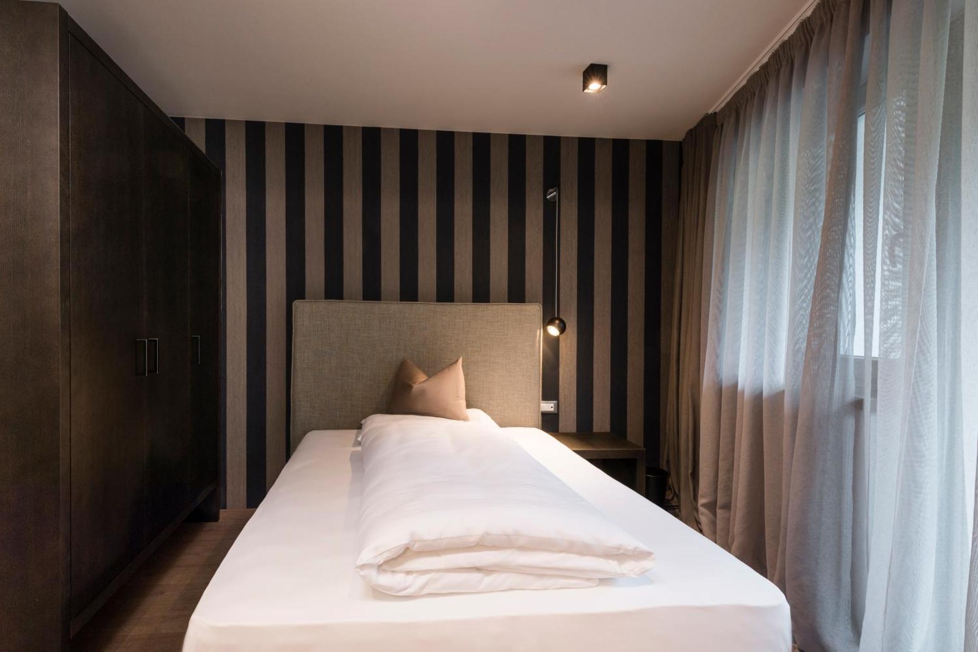 Einzelzimmer mit Ostbalkon (Straßenseite)