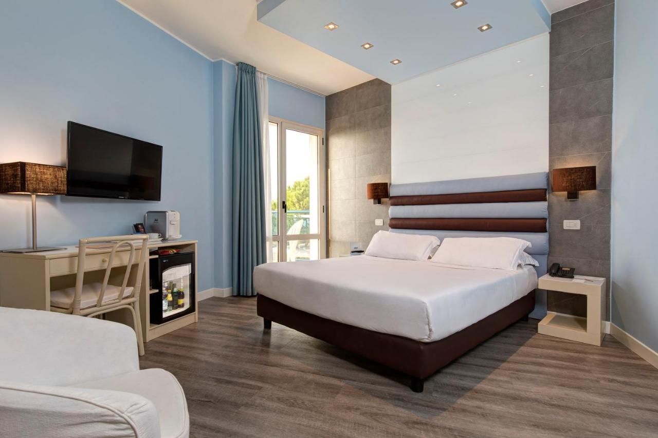 Deluxe Double or Twin Room with Sea View,765745672:JPEG