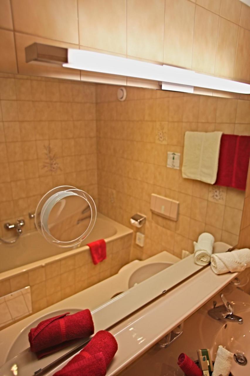 Double Room Bath,545960217:JPEG
