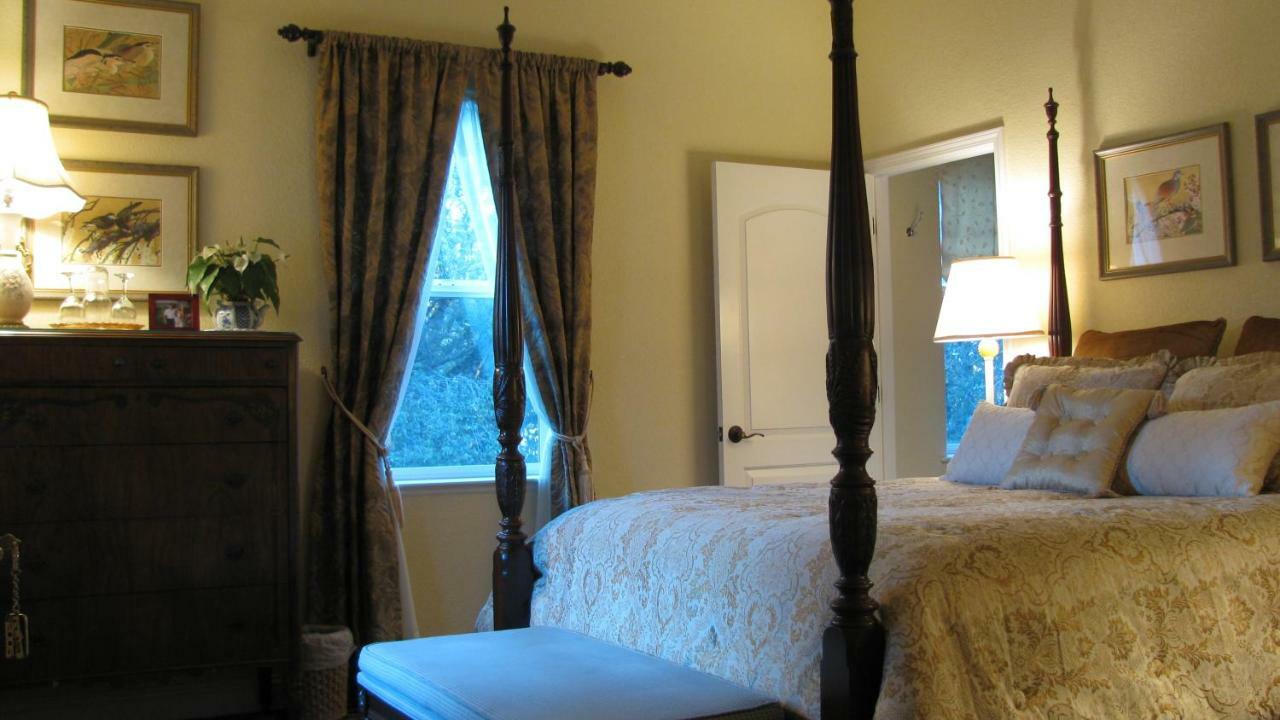 Queen Room Garden View