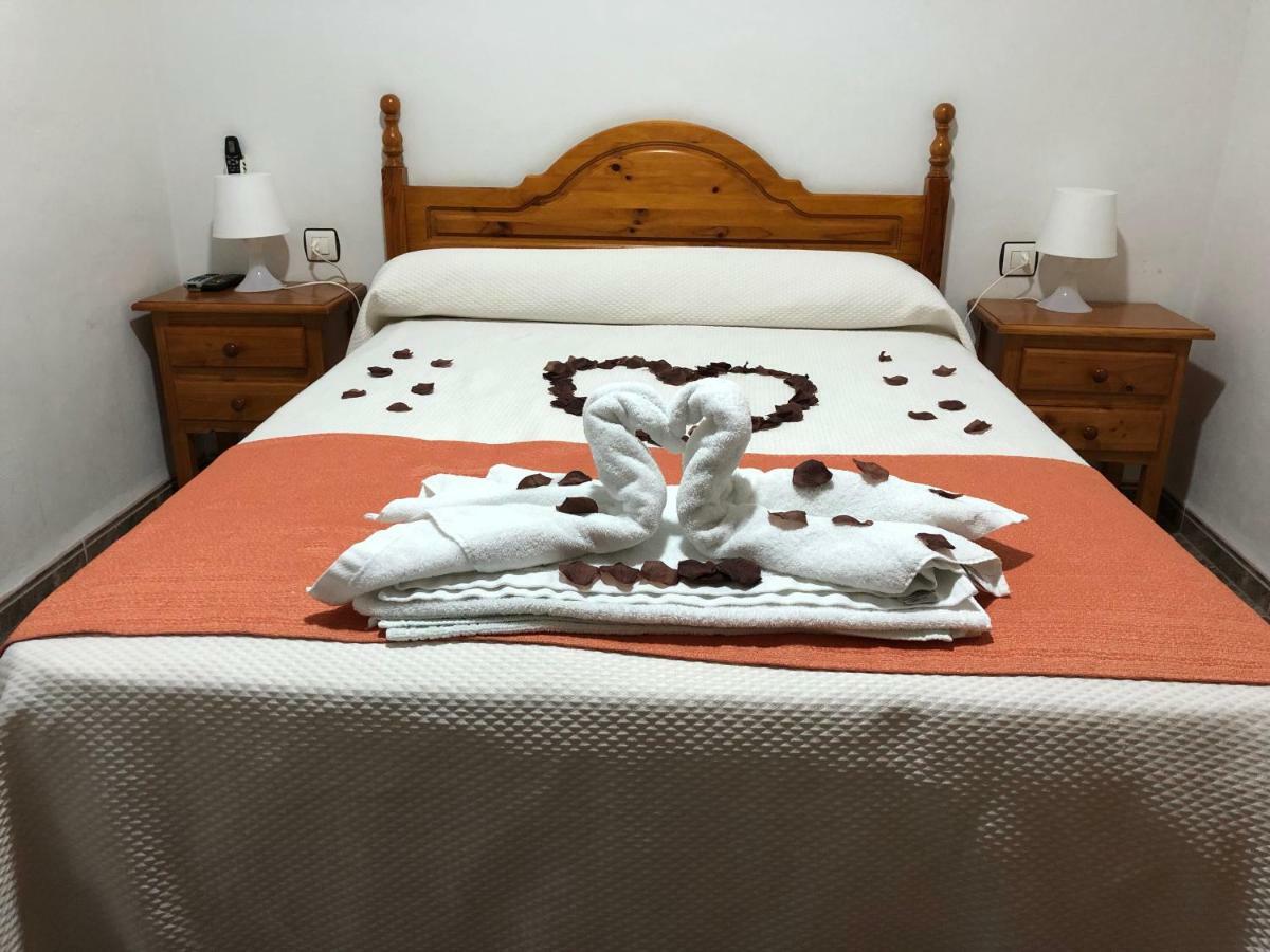 Habitación con cama grande