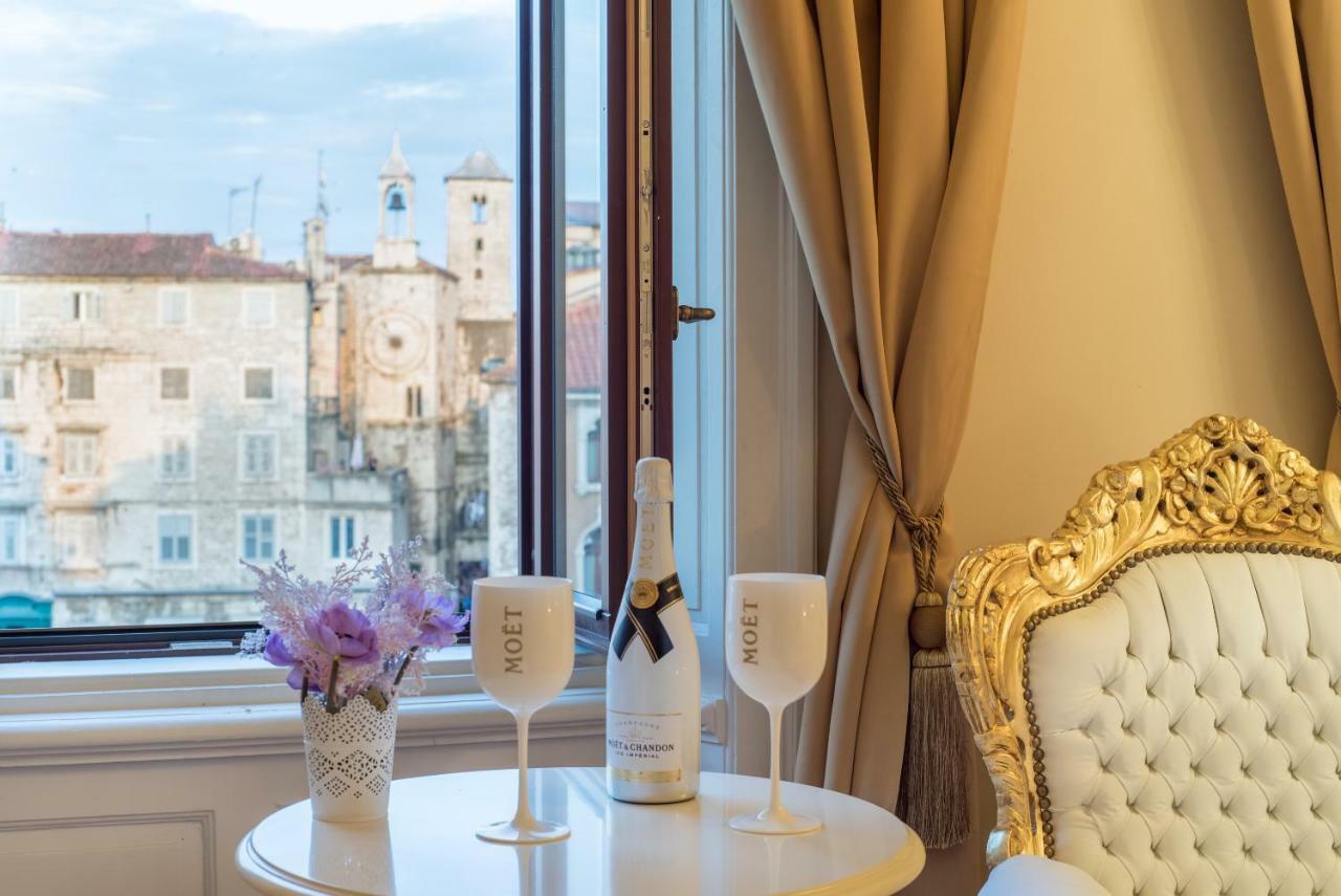 Superior King Room City View