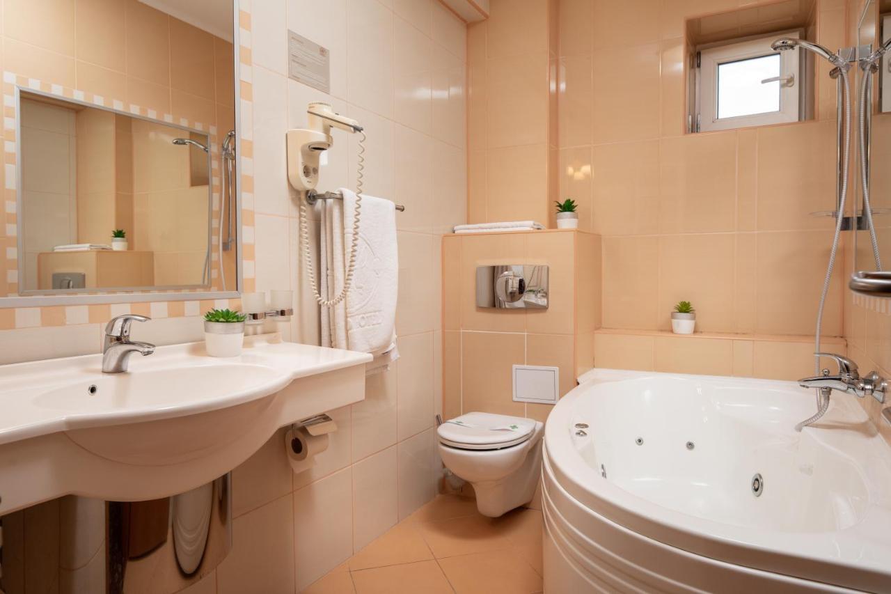 Deluxe Triple Room Balcony