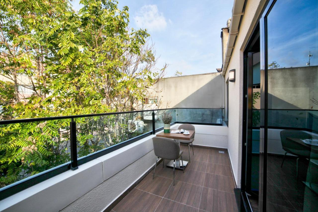 Family Room with Balcony,941433292:JPEG