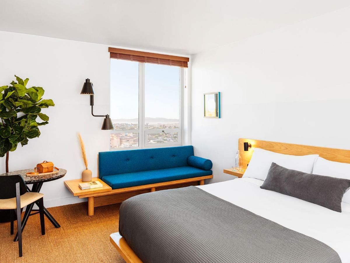 Geräumiges Zimmer mit Kingsize-Bett und Stadtblick
