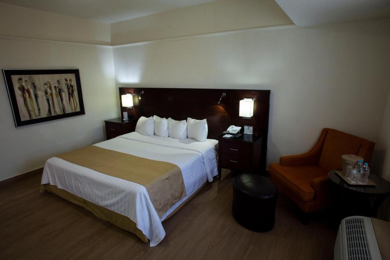 Habitación con cama extragrande.