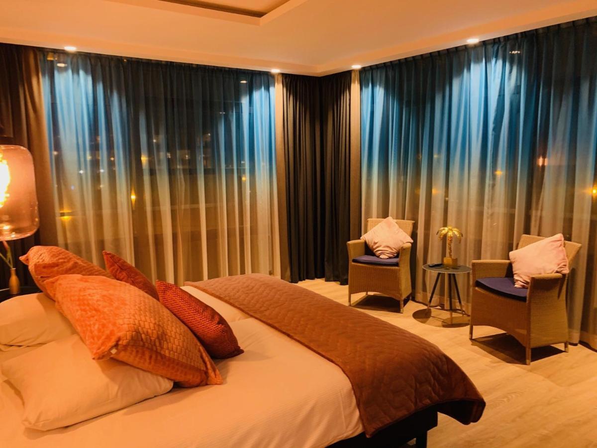 Large Room Sloping Sea View,965847043:JPEG