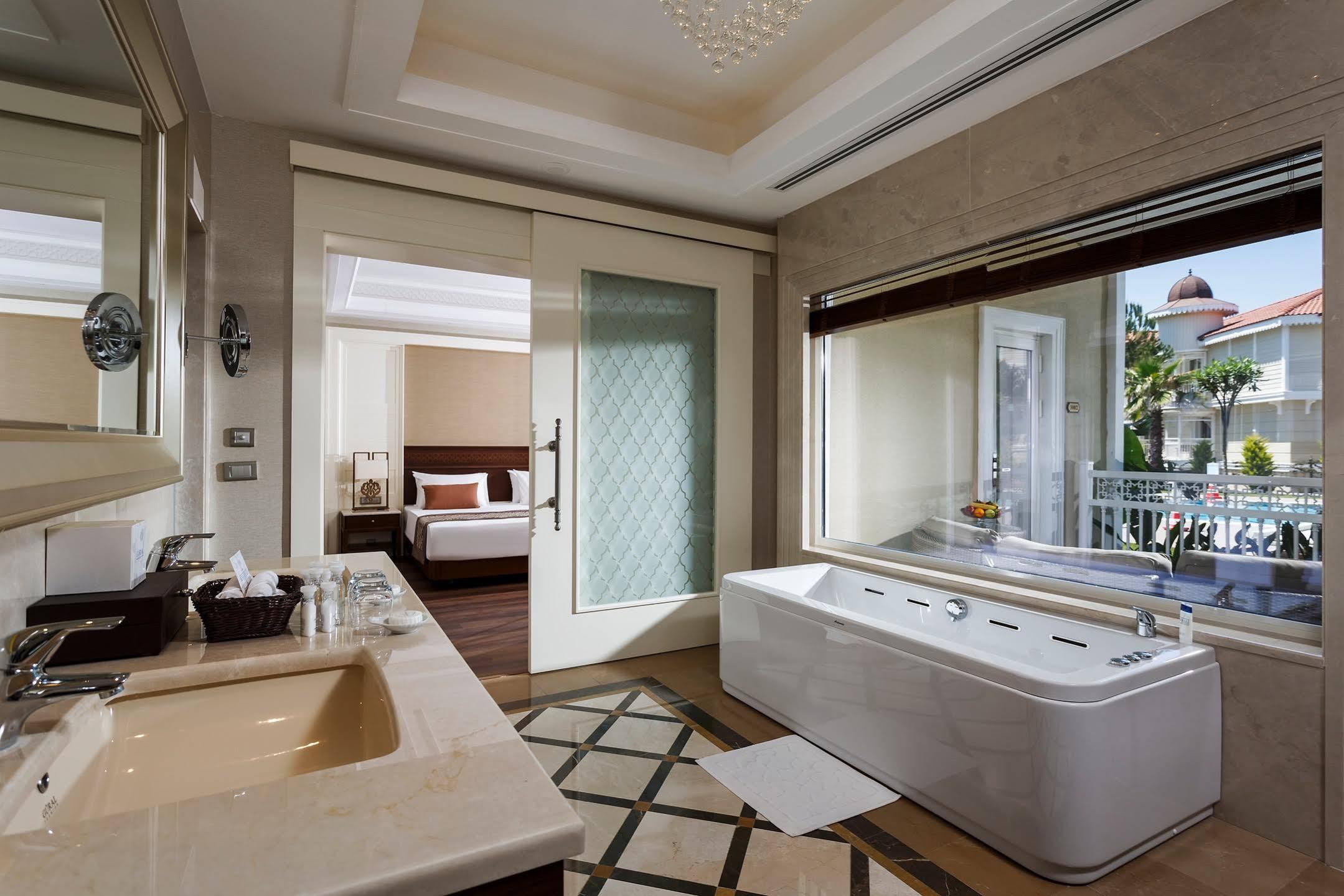 Deluxe Pool Room