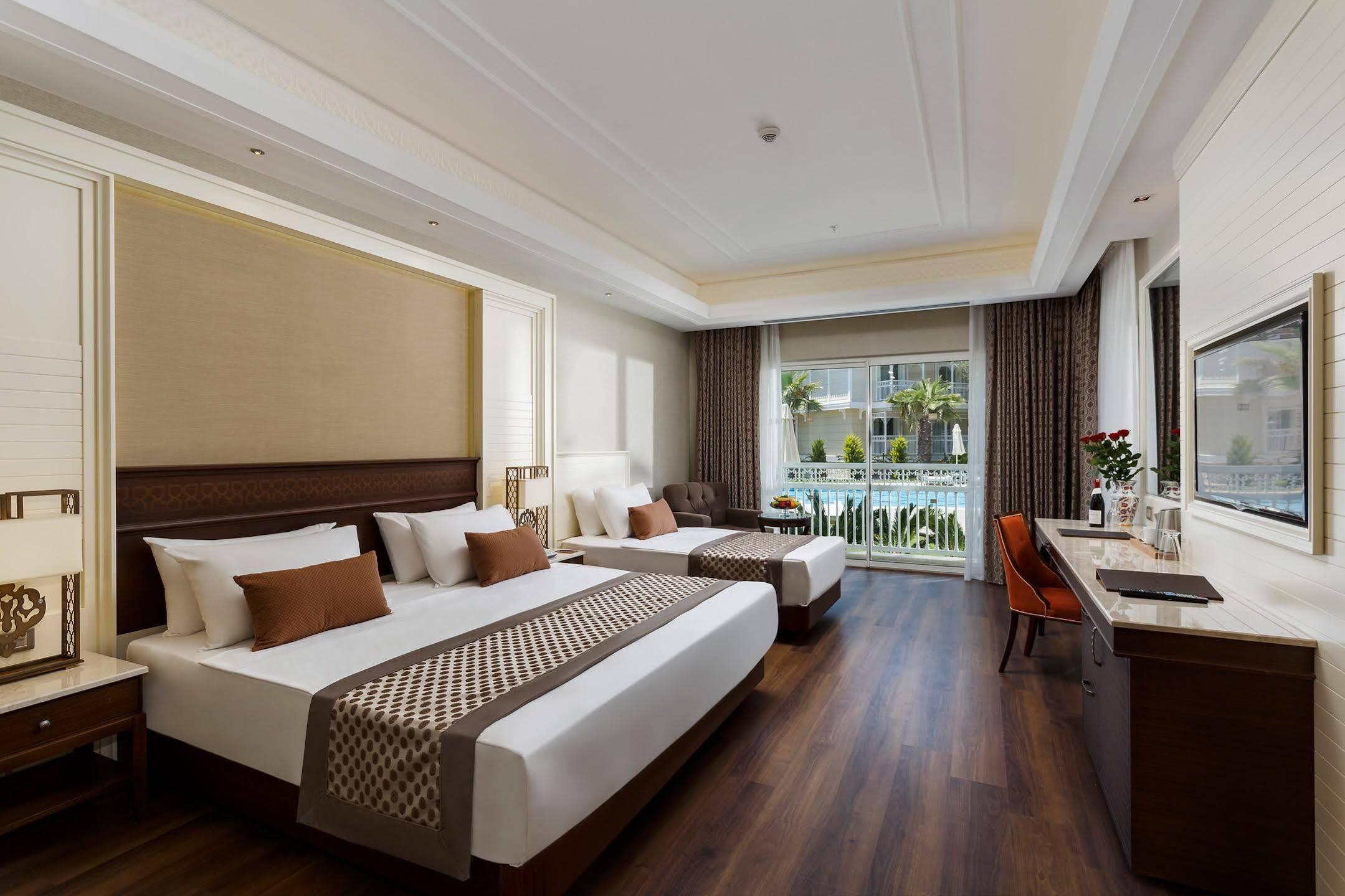 Deluxe Pool Room