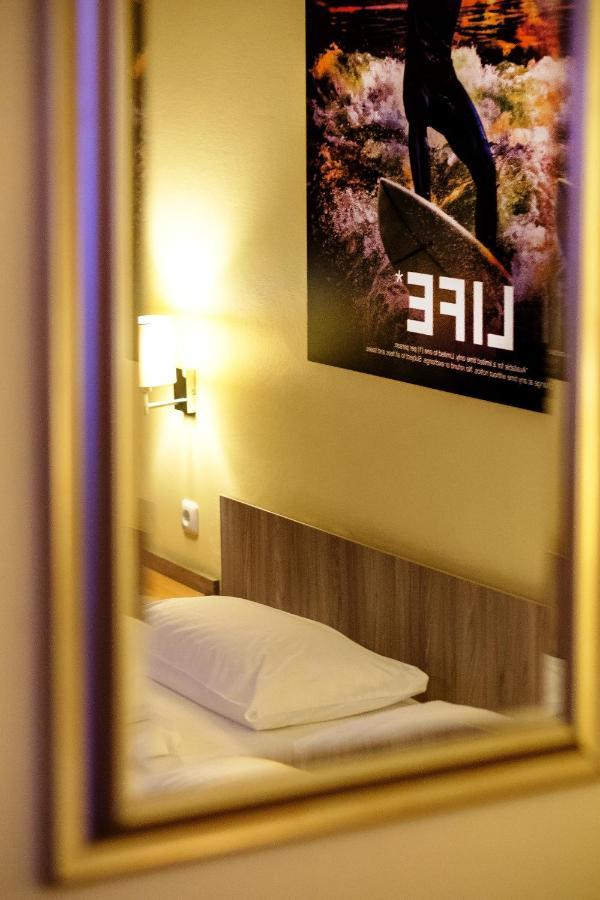 Twin Room,664964886:JPEG