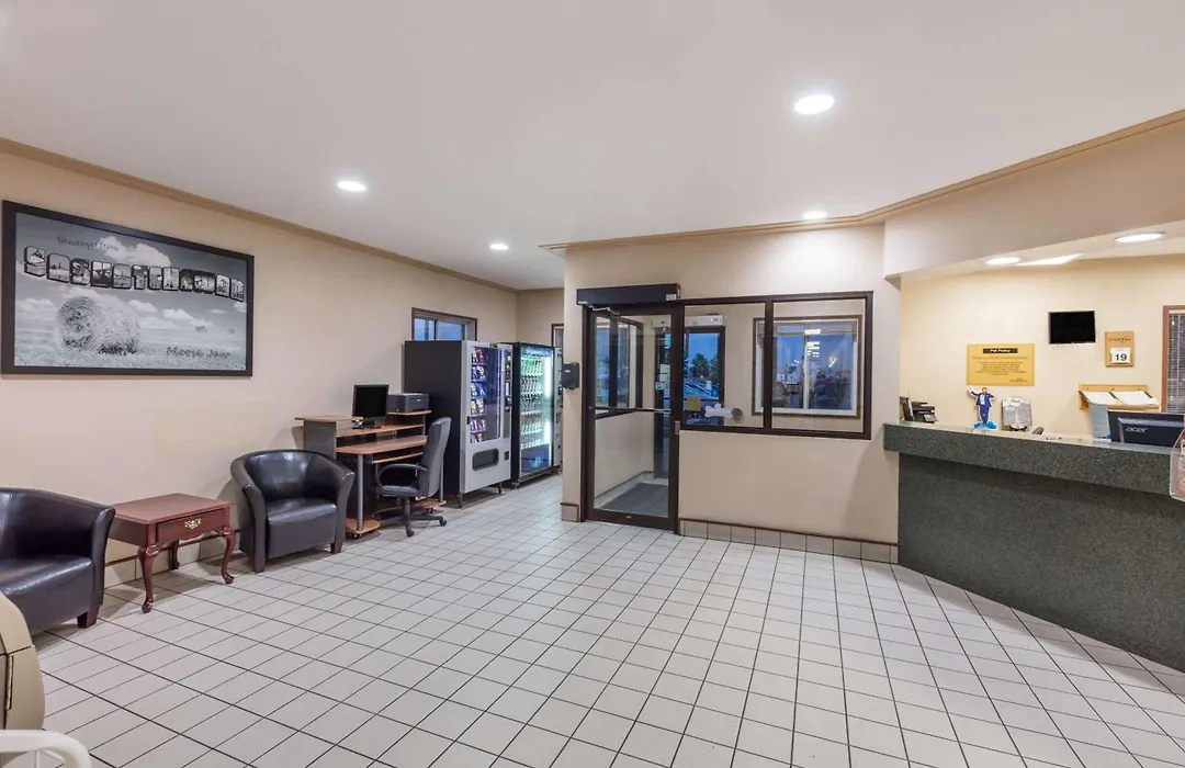 Super 8 By Wyndham Moose Jaw Sk-1