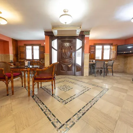Hostal SIN RECEP24H Puerta de la Villa - Pet friendly&Restaurante-3
