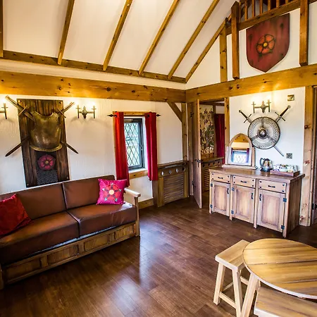 Warwick Castle Hotel & Knight'S Village-2