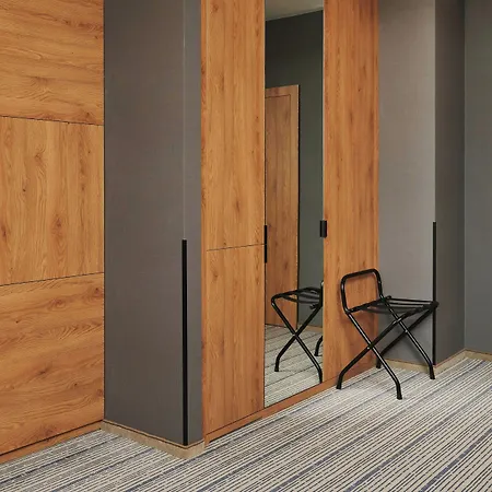 Courtyard By Marriott Warsaw Airport-3